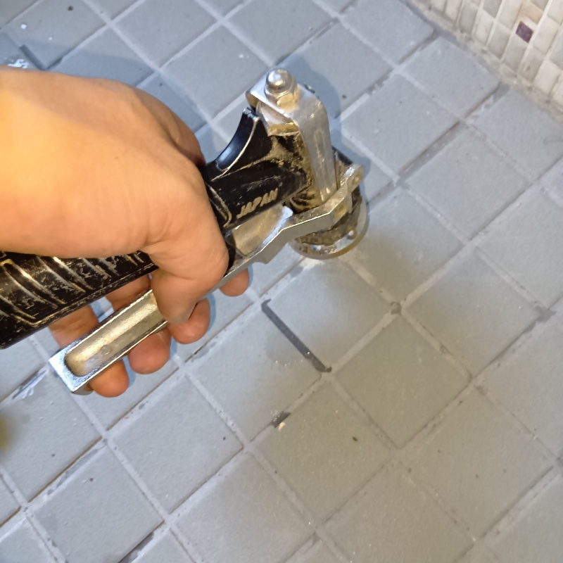 浴室床の目地からシロアリ駆除剤を注入