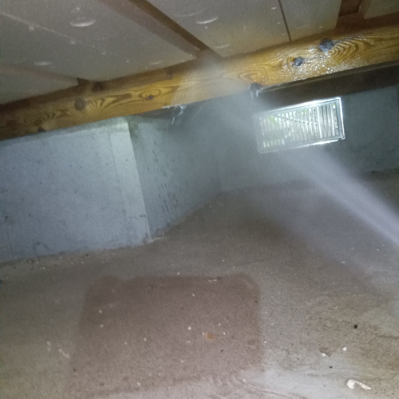 床下木材にシロアリ駆除剤を散布