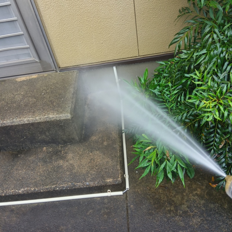 基礎まわりにシロアリ駆除剤を散布する様子