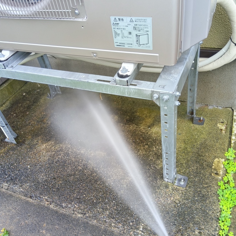 基礎まわりにシロアリ駆除剤を散布