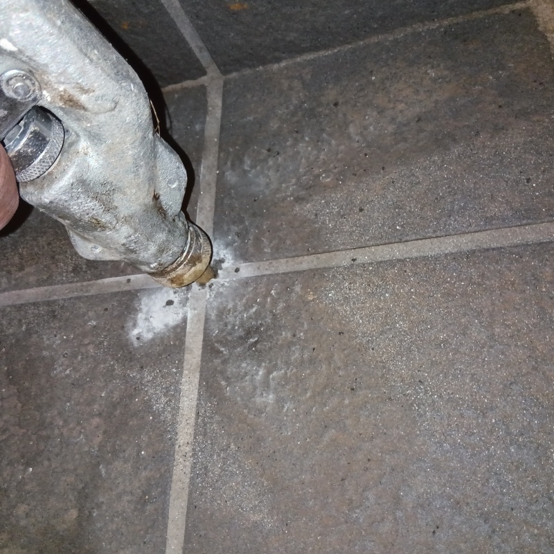 玄関床の目地に穴を開けてシロアリ駆除剤を注入