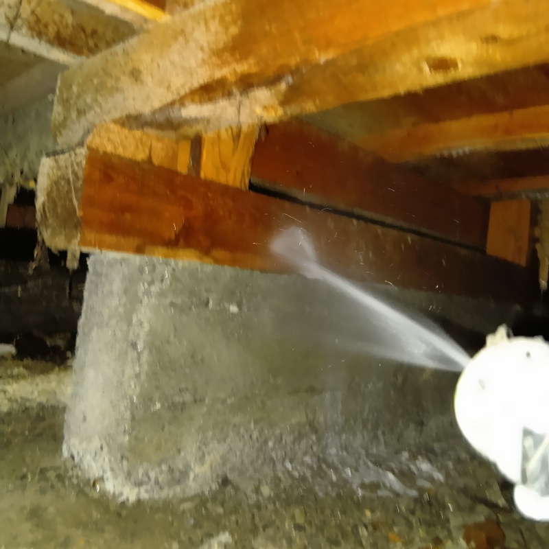 基礎にシロアリ駆除剤を散布