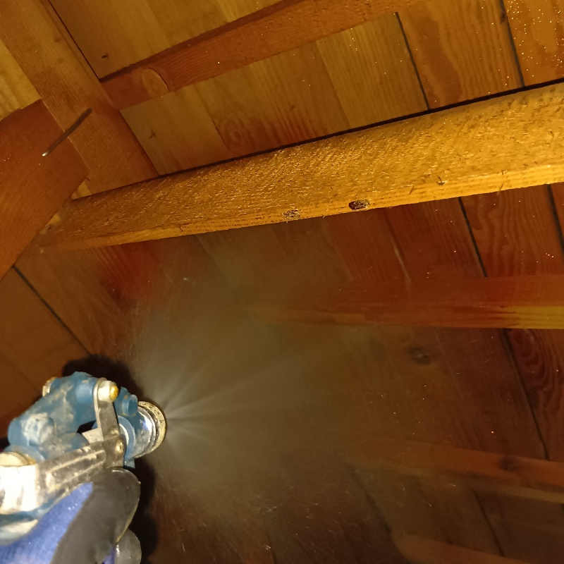 屋根裏の木材にシロアリ駆除剤を散布