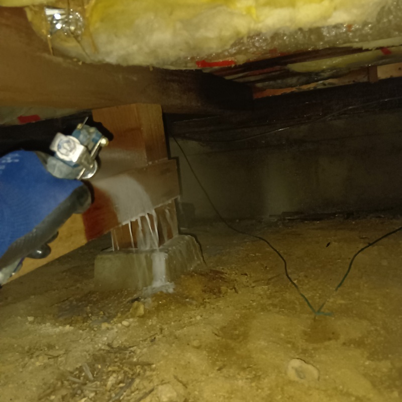 床下木材にシロアリ駆除剤を散布