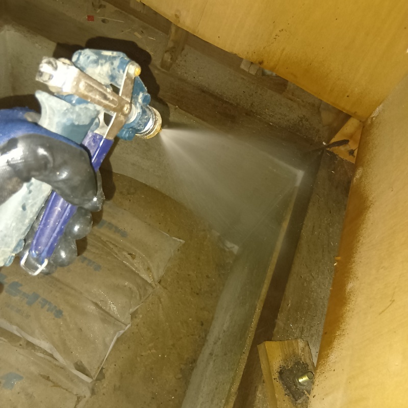 基礎にシロアリ駆除剤を散布