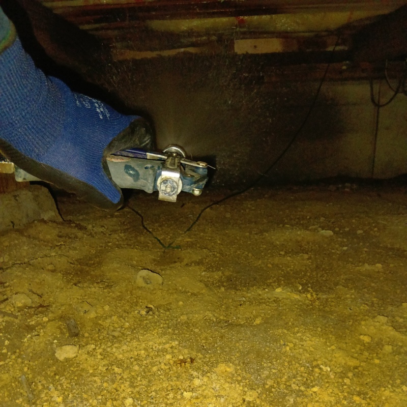 地面にシロアリ駆除剤を散布