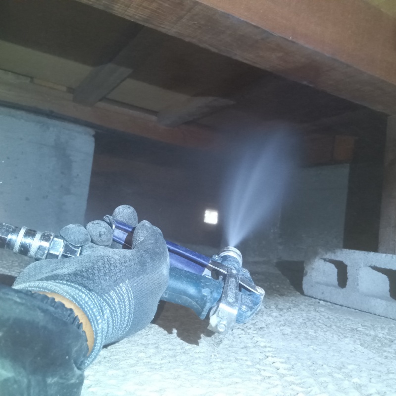 床下木材にシロアリ駆除剤を散布