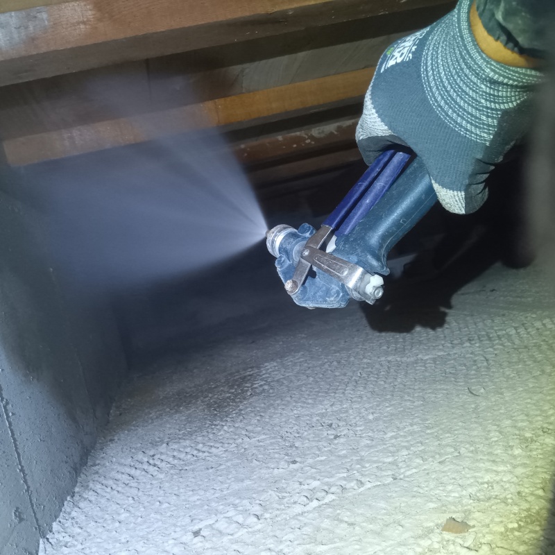 基礎にシロアリ駆除剤を散布