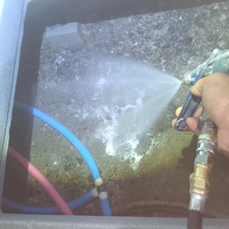 建物外周の土壌にシロアリ駆除剤を散布