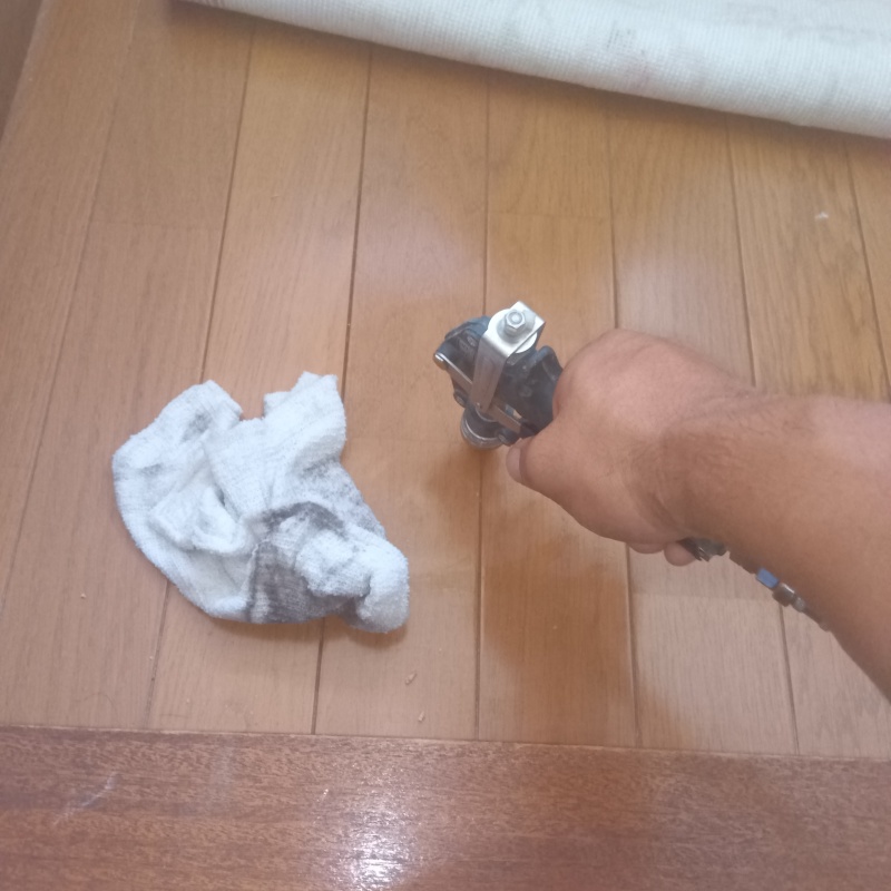 フローリングに穴を開けてシロアリ駆除剤を注入