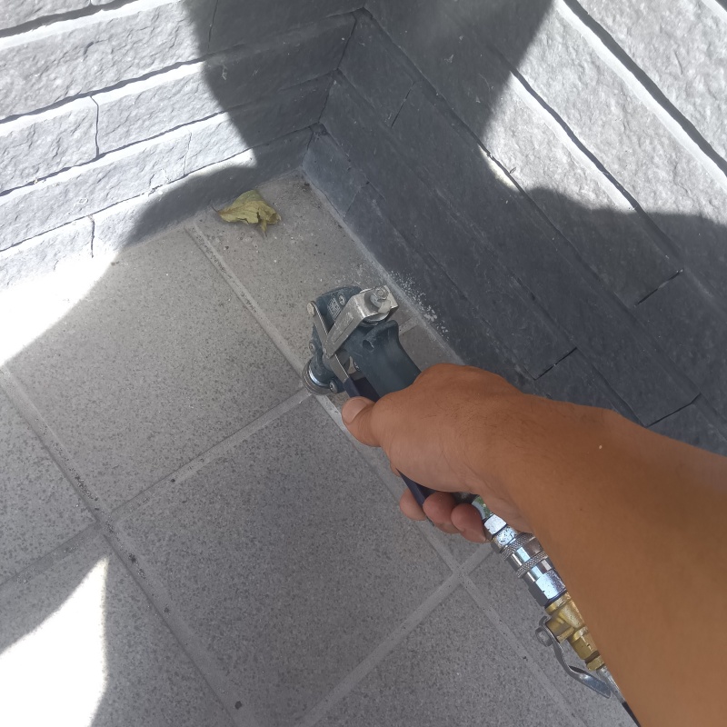 玄関床のタイルの目地からシロアリ駆除剤を注入