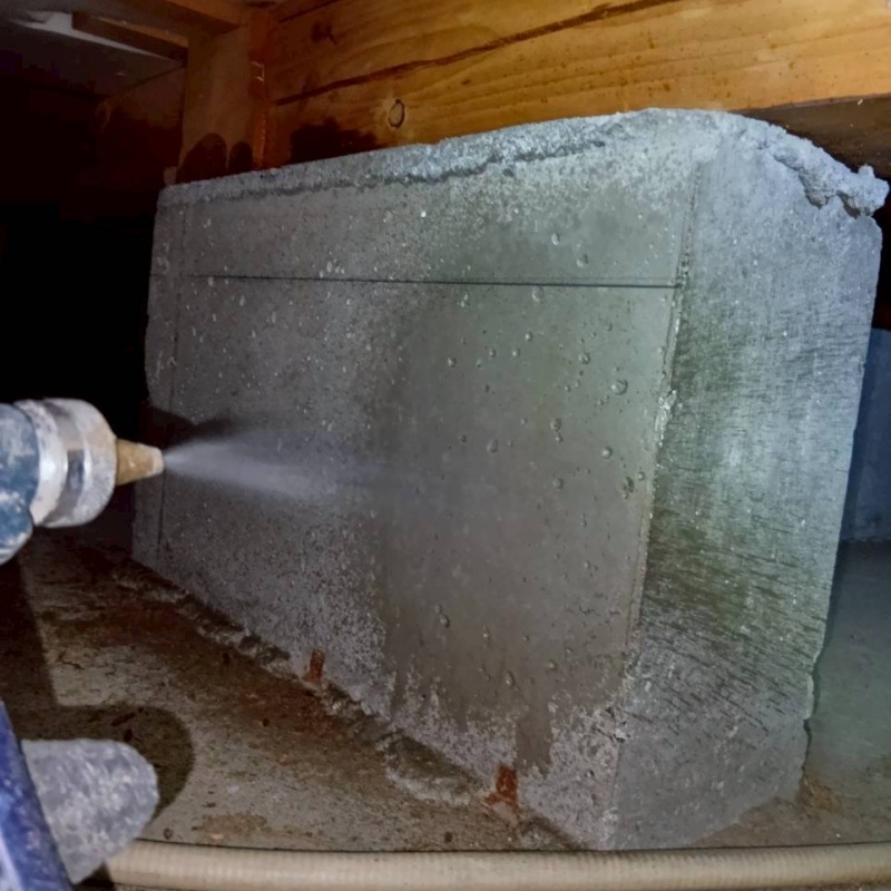 基礎にシロアリ駆除剤を散布