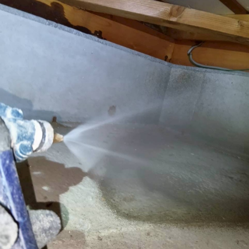 地面にシロアリ駆除剤を散布