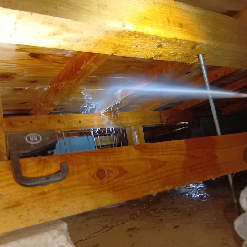 床下木材に防蟻剤を散布