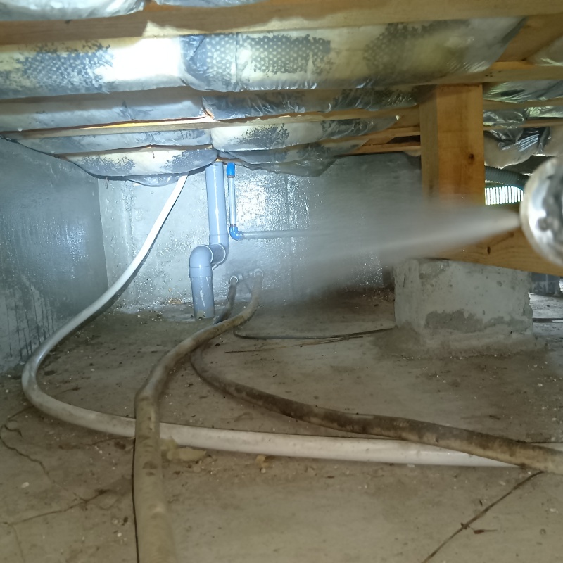 基礎に防蟻剤を散布