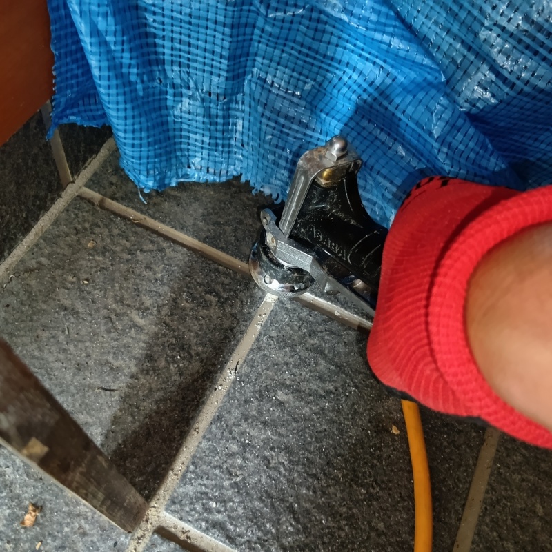 玄関床のタイルの目地から防蟻剤を注入