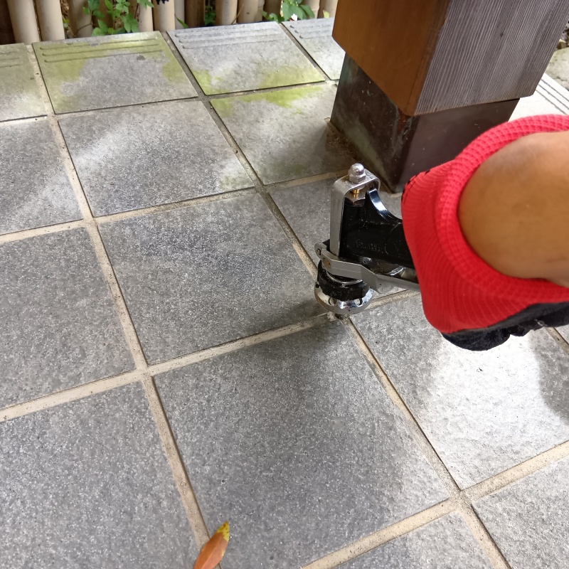 玄関床の目地から防蟻剤を注入