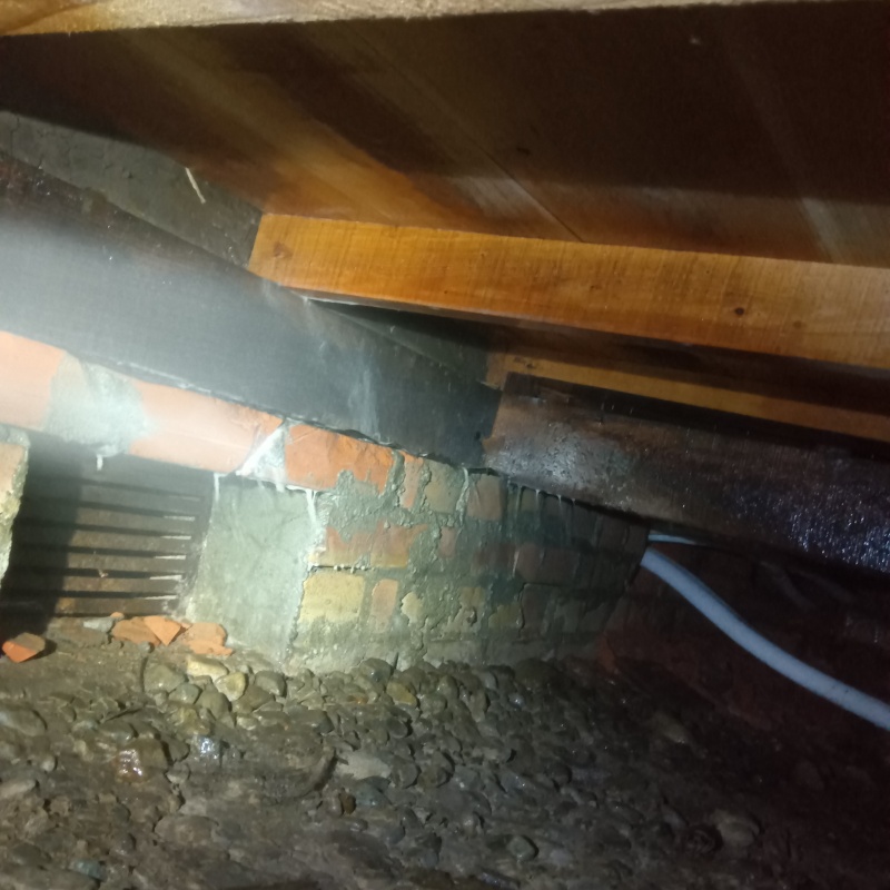 基礎にシロアリ駆除剤を散布