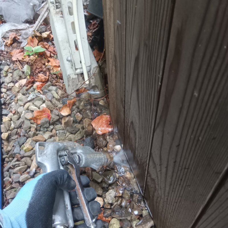 建物外周の土壌にシロアリ駆除剤を散布