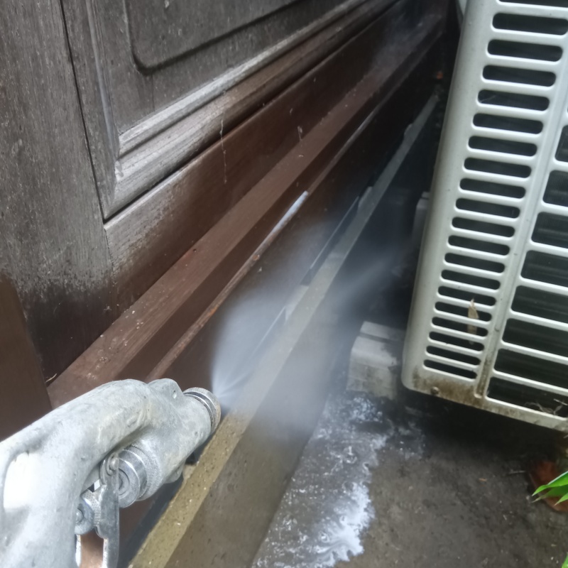 基礎まわりにシロアリ駆除剤を散布する様子