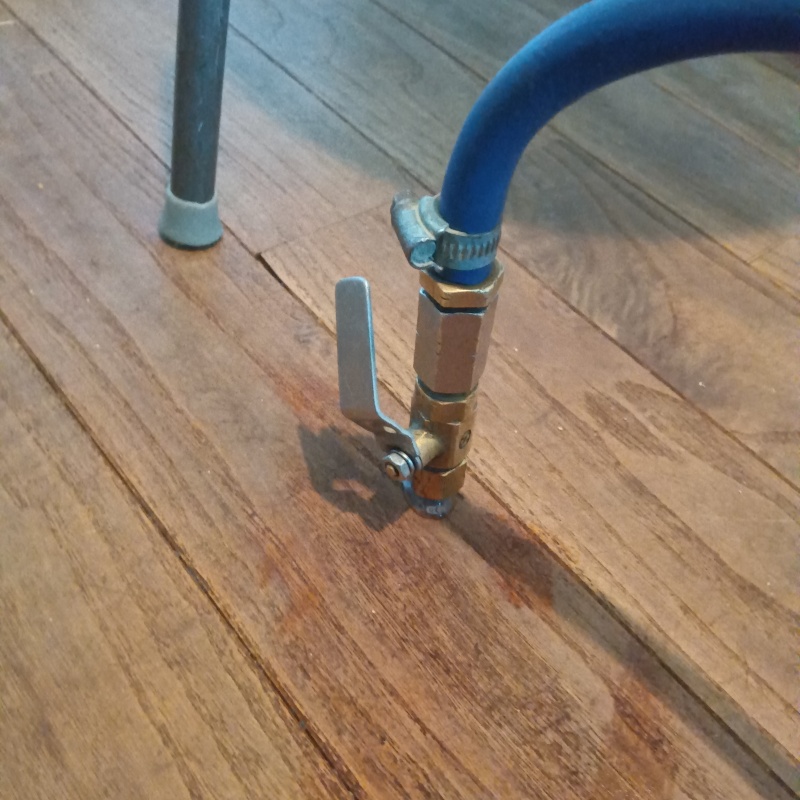 壁材に穴を開けてシロアリ駆除剤を注入