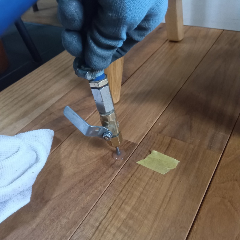 フローリングにシロアリ駆除剤を注入