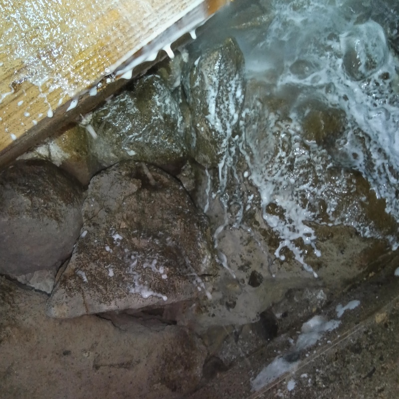 基礎にシロアリ駆除剤を散布