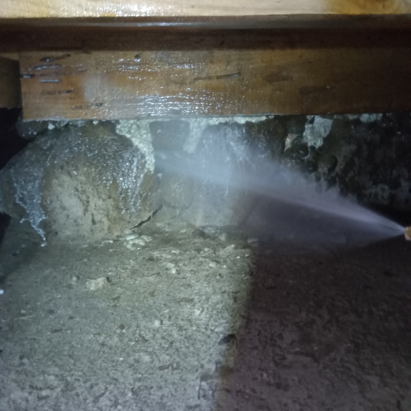 基礎にシロアリ駆除剤を散布