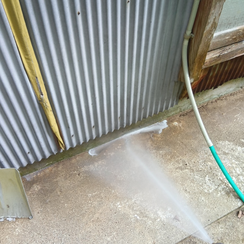 基礎まわりにシロアリ駆除剤を散布する様子