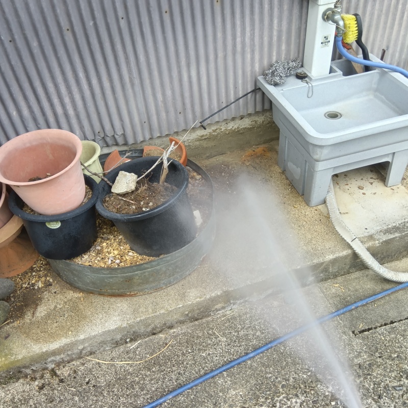 基礎まわりにシロアリ駆除剤を散布