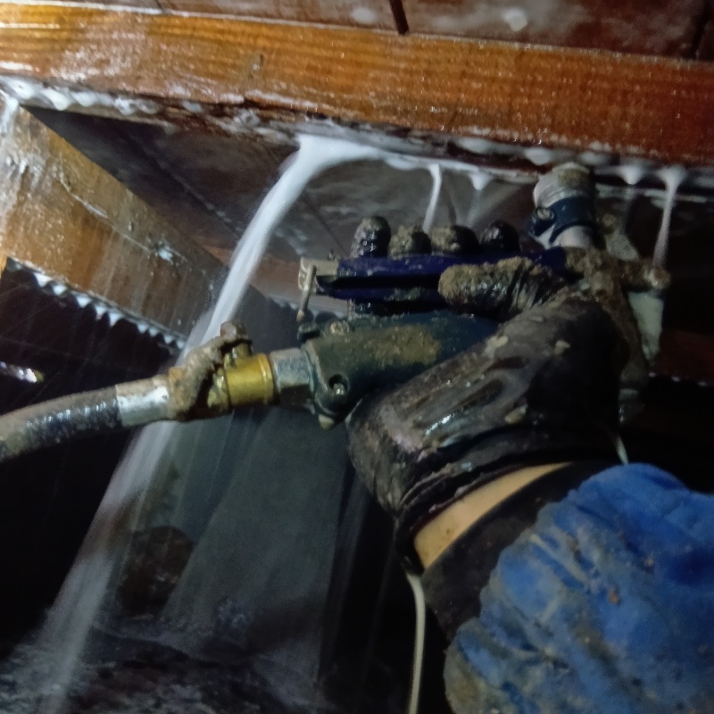 床下木材に防蟻剤を散布