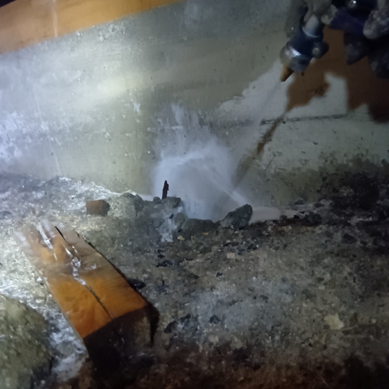 基礎に防蟻剤を散布