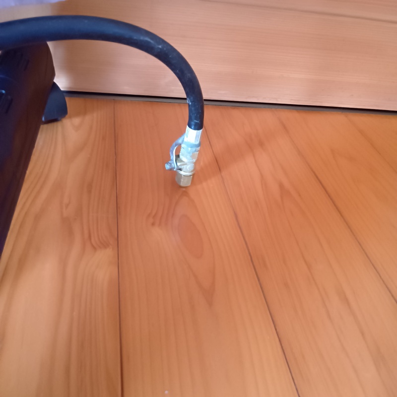 フローリングに穴を開けて防蟻剤を注入