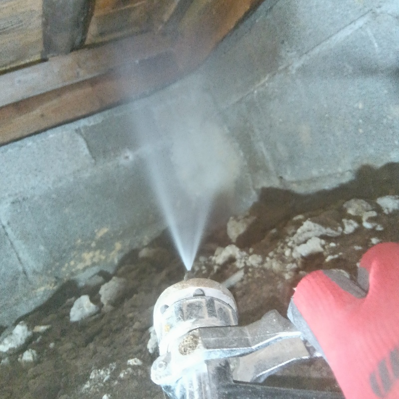 基礎にシロアリ駆除剤を散布