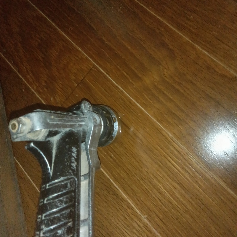 フローリングに穴を開けてシロアリ駆除剤を注入