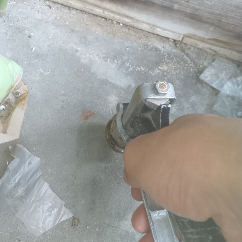 玄関先のコンクリートにシロアリ駆除剤を注入