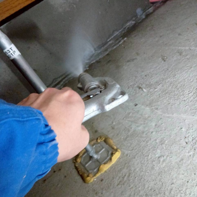 基礎に防蟻剤を散布