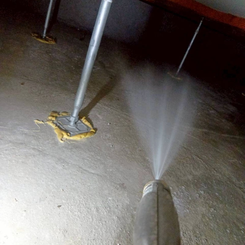 地面に防蟻剤を散布