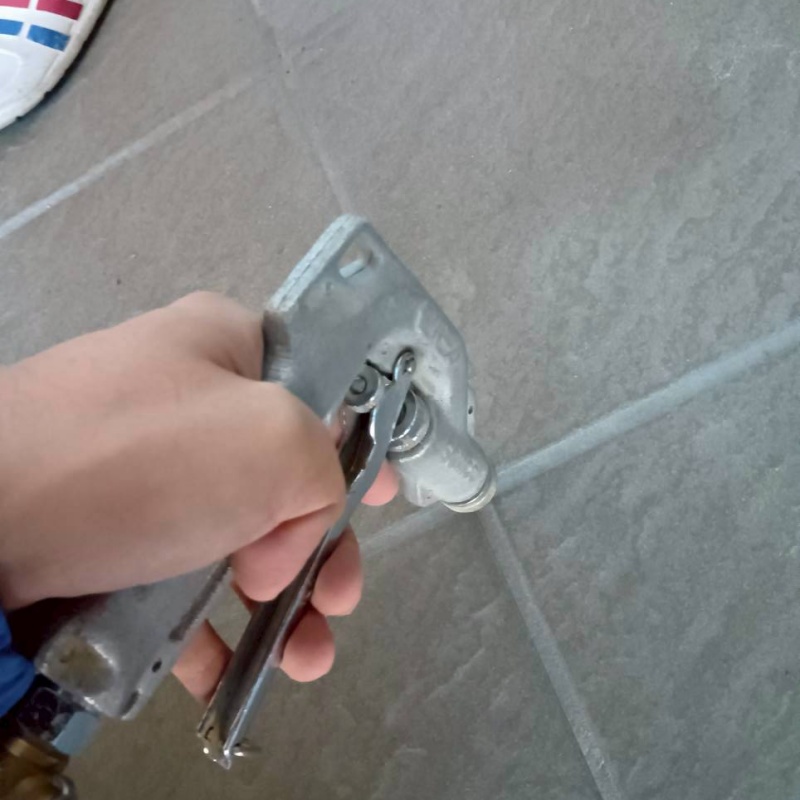 玄関床のタイルの目地から防蟻剤を注入