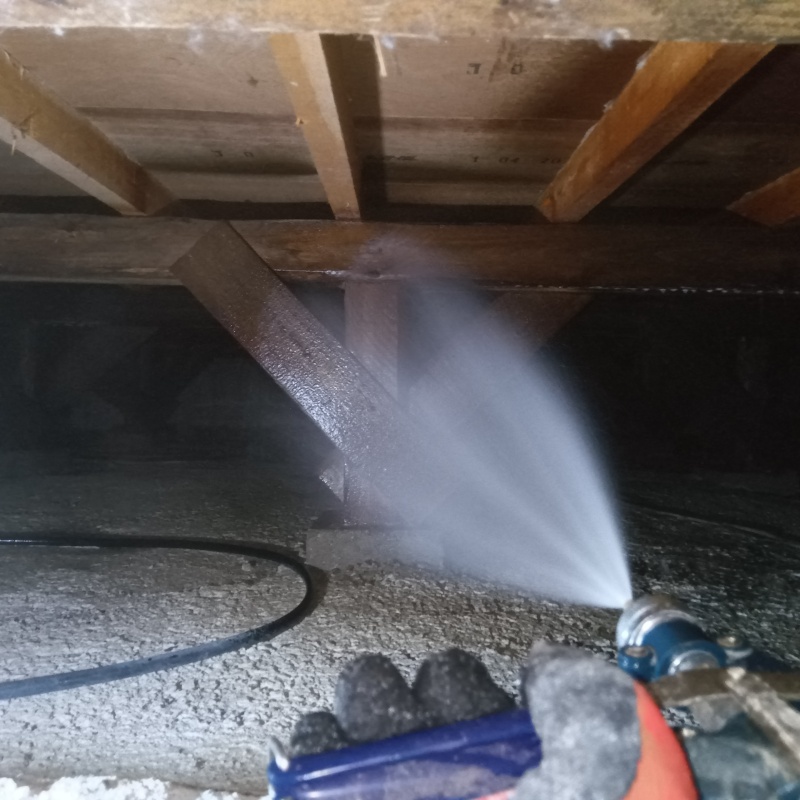 床下木材にシロアリ駆除剤を散布