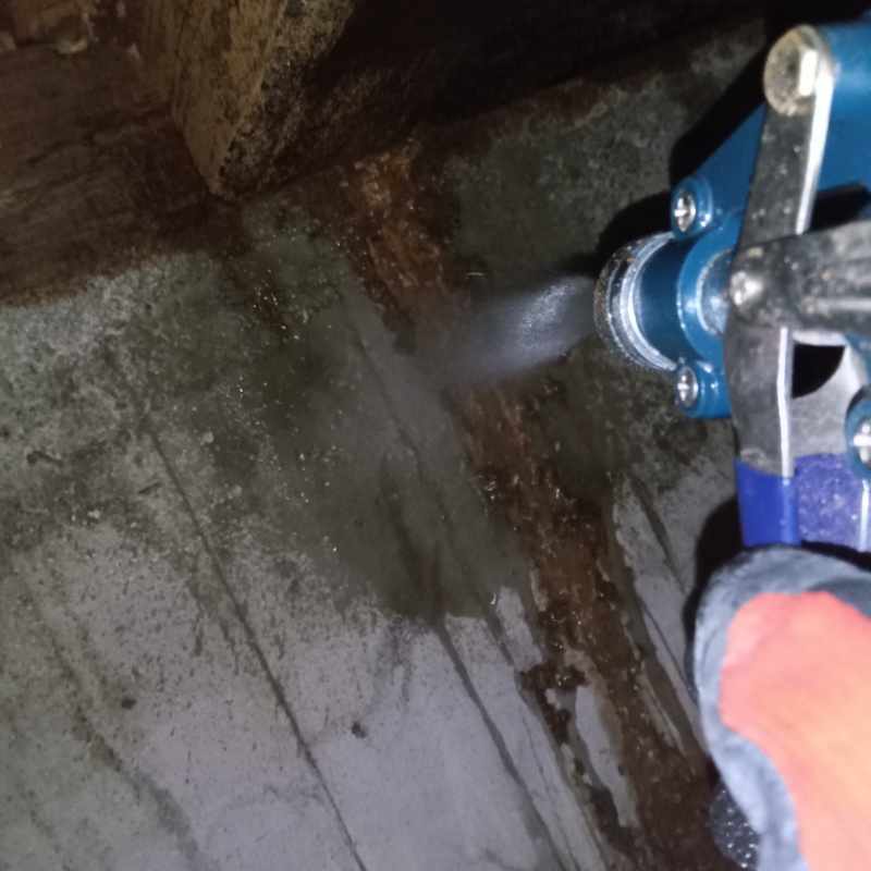 基礎にシロアリ駆除剤を散布