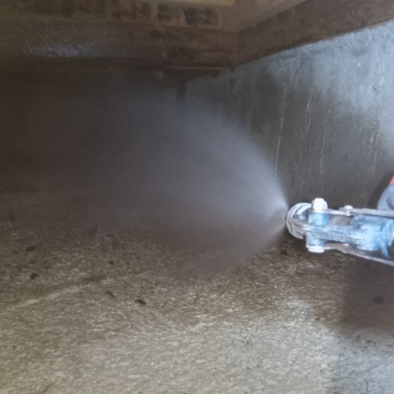 地面にシロアリ駆除剤を散布