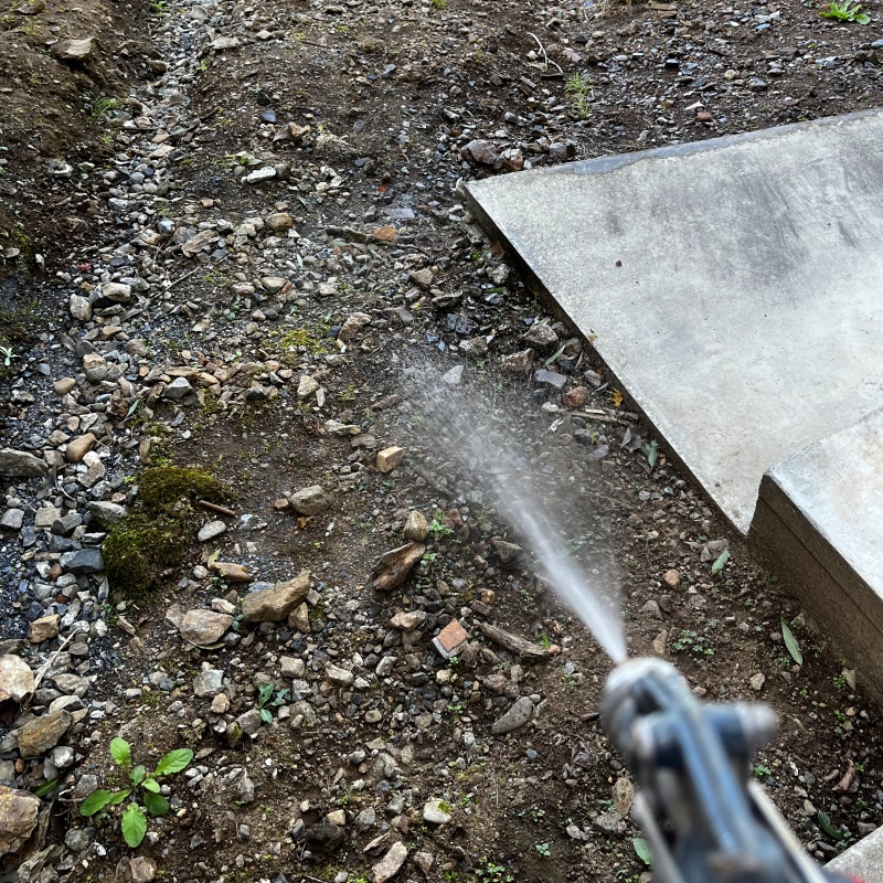 建物外周の土壌にシロアリ駆除剤を散布