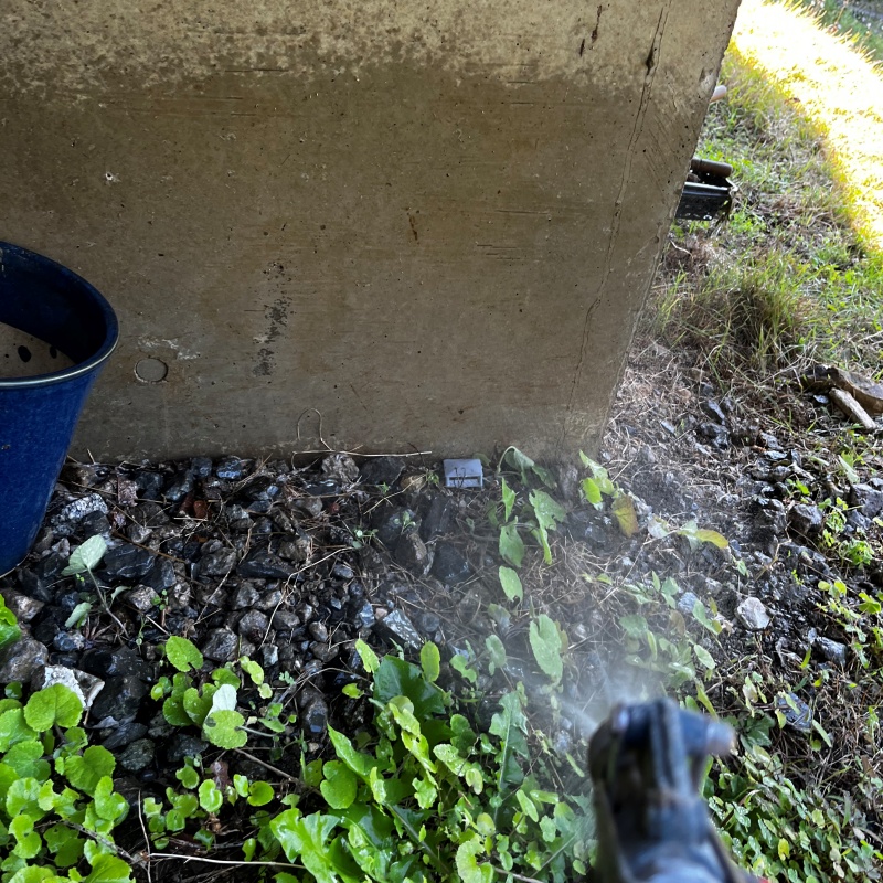 基礎まわりにシロアリ駆除剤を散布する様子