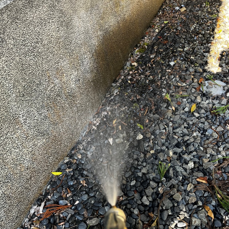 基礎まわりにシロアリ駆除剤を散布