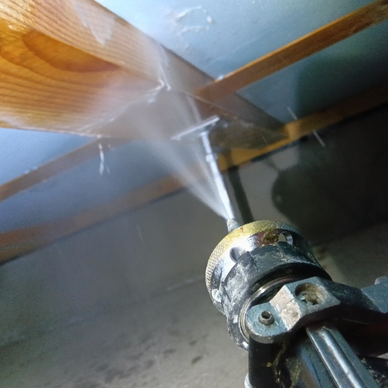 床下木材に防蟻剤を散布