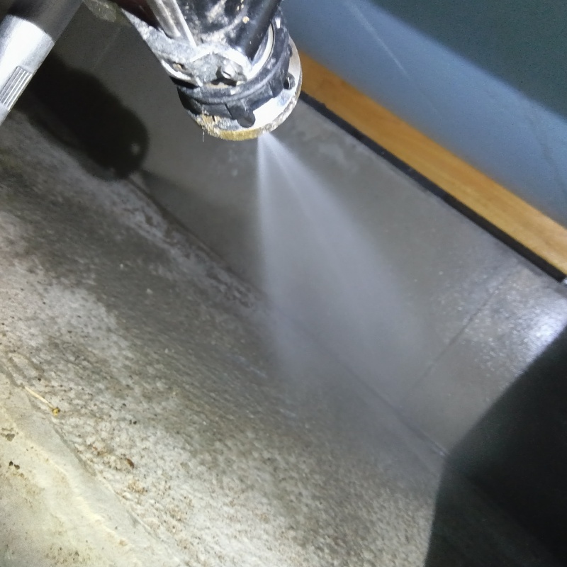 基礎に防蟻剤を散布