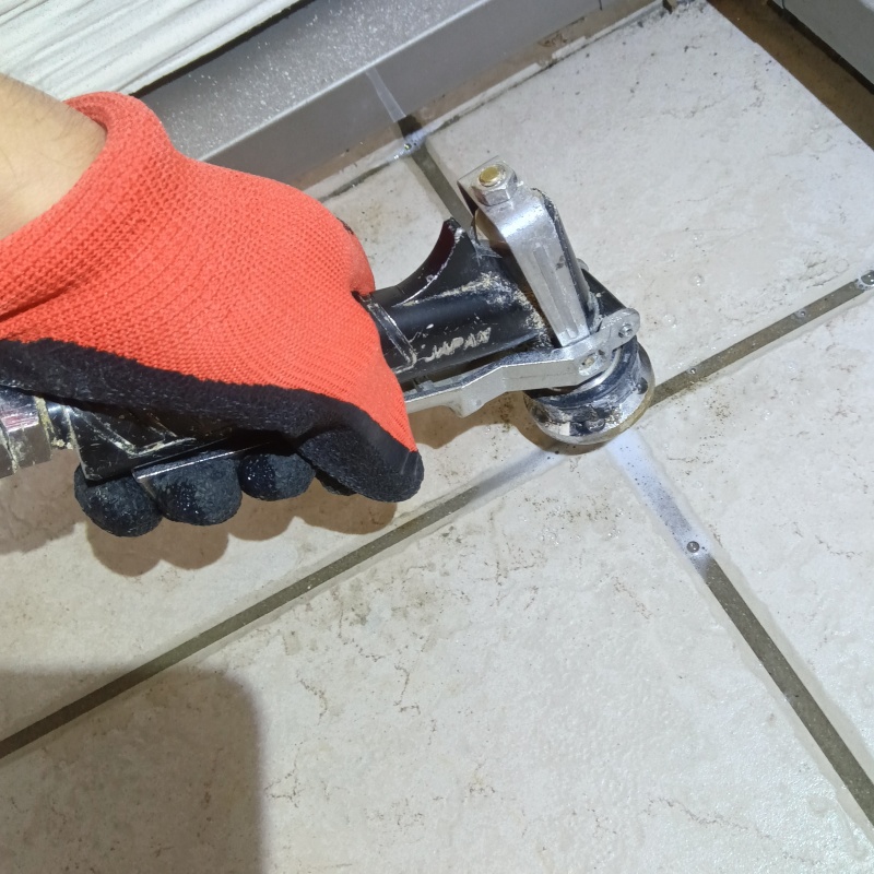 玄関床の目地に穴を開けて防蟻剤を注入