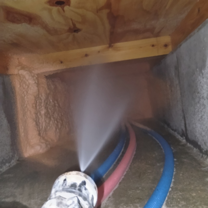 床下木材に防蟻剤を散布