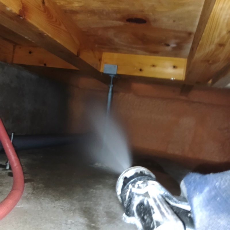 地面・基礎に防蟻剤を散布